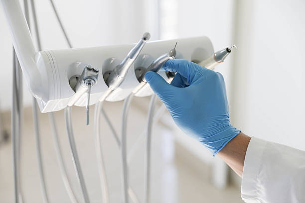Professional Tooth Extraction technician working in Moodys, OK